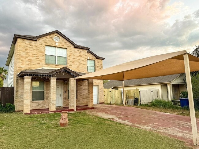 215 Lipan Dr in Laredo, TX - Building Photo - Building Photo