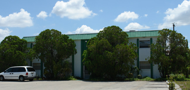 2841 Broadway in Ft. Myers, FL - Foto de edificio - Building Photo