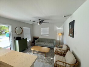 3231 SW 25th St in Miami, FL - Building Photo - Building Photo