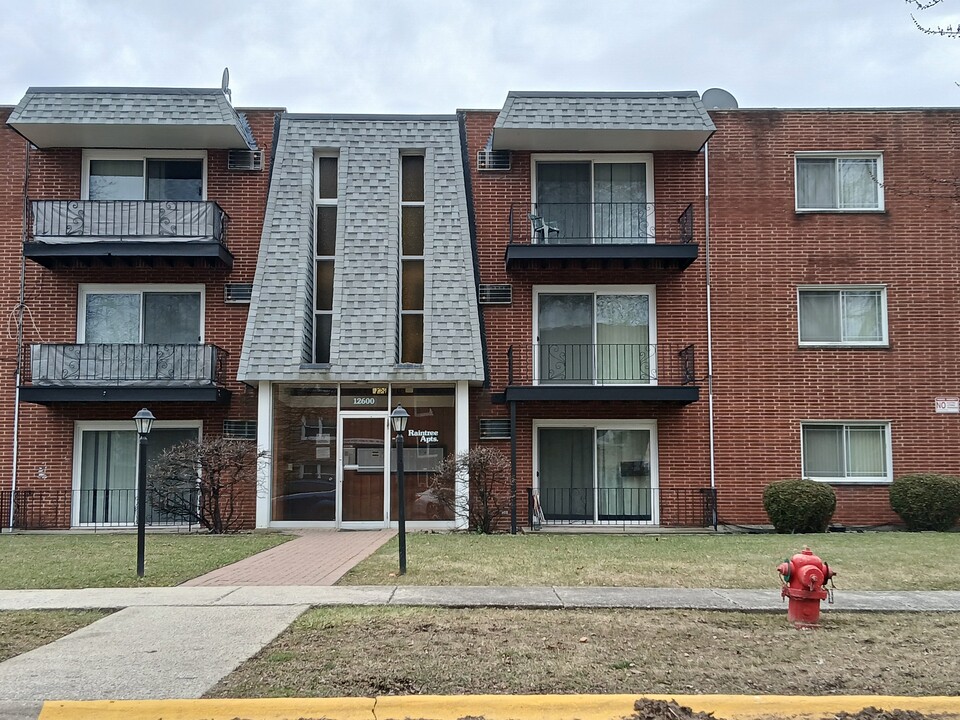 Raintree Apartments in Alsip, IL - Building Photo