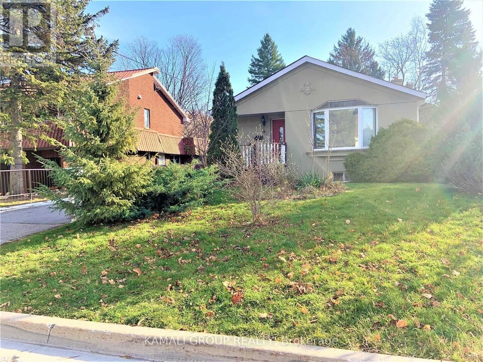 47 Child Dr in Aurora, ON - Building Photo