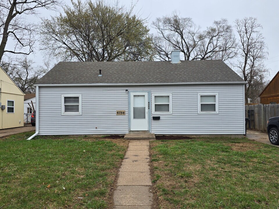 6756 Seward St in Omaha, NE - Foto de edificio