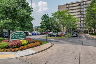Coraopolis Towers in Coraopolis, PA - Foto de edificio - Building Photo