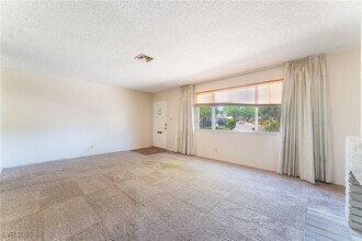 237 Greenbriar Townhouse Way in Las Vegas, NV - Foto de edificio - Building Photo