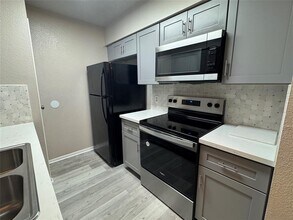 10101 S Gessner Rd in Houston, TX - Building Photo - Building Photo