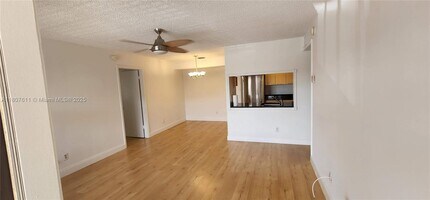 10029 Winding Lake Rd in Sunrise, FL - Foto de edificio - Building Photo