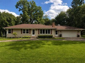 16525 Tonkaway Rd in Minnetonka, MN - Building Photo