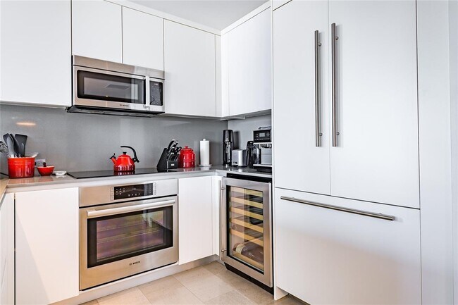 88 SW 7th St, Unit 3301 in Miami, FL - Building Photo - Building Photo