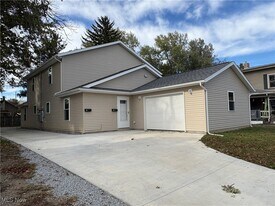 430 2nd Dr NE in New Philadelphia, OH - Building Photo