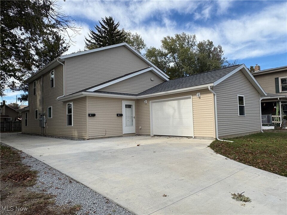 430 2nd Dr NE in New Philadelphia, OH - Building Photo