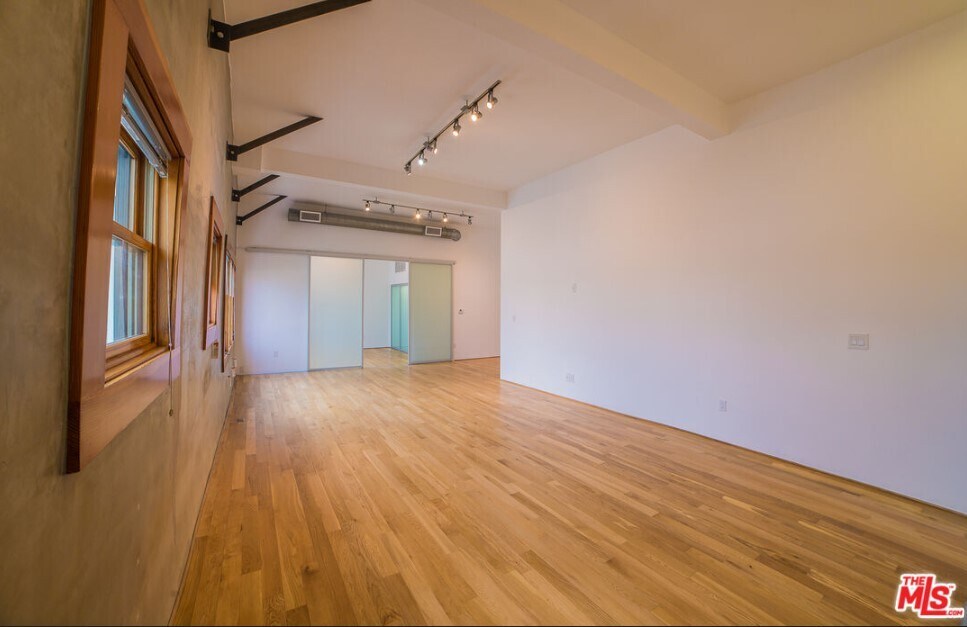 8 Brooks Ave in Venice, CA - Building Photo