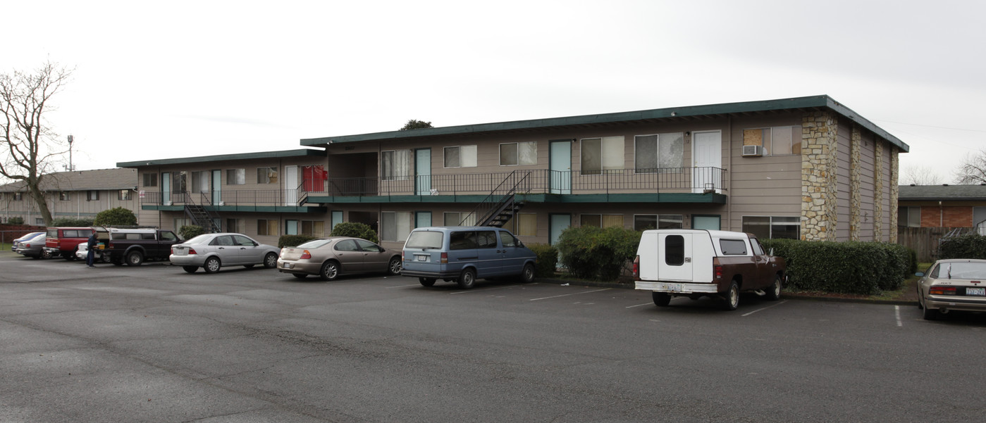 Lone Pine in Vancouver, WA - Building Photo