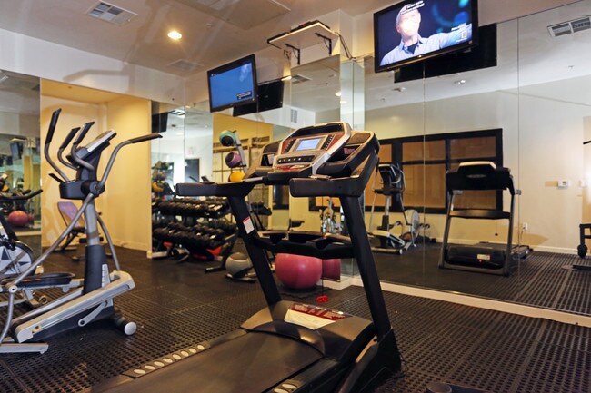 Blackstone Apartments in Los Angeles, CA - Building Photo - Interior Photo