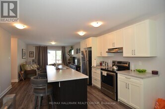 8009 Jeanne D'Arc Blvd N in Ottawa, ON - Building Photo - Building Photo
