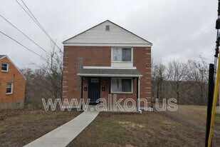81 W View Ave in Pittsburgh, PA - Building Photo