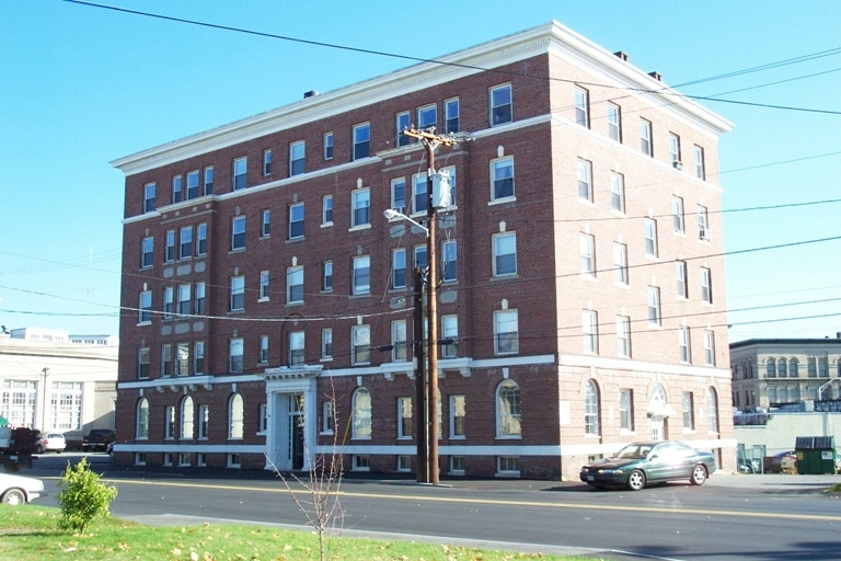 77 Elm St in Waterville, ME - Foto de edificio