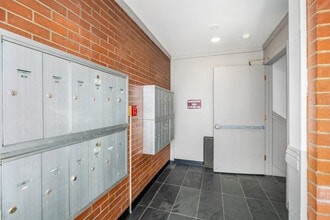 Marine Apartments in Boulder, CO - Building Photo - Lobby