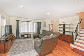16 Inwood Rd in Port Washington, NY - Building Photo - Building Photo