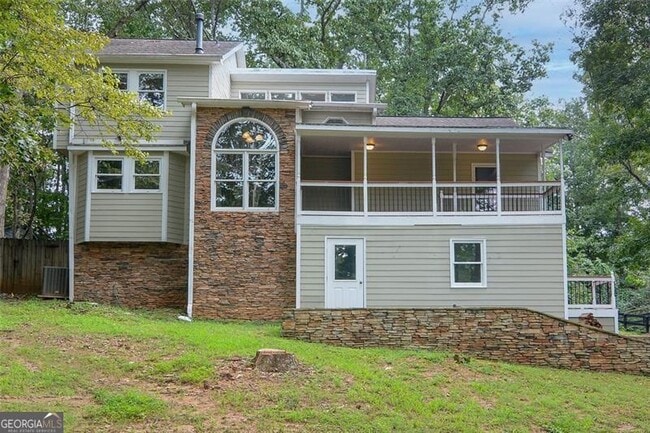property at 639 Lakeshore Dr NW