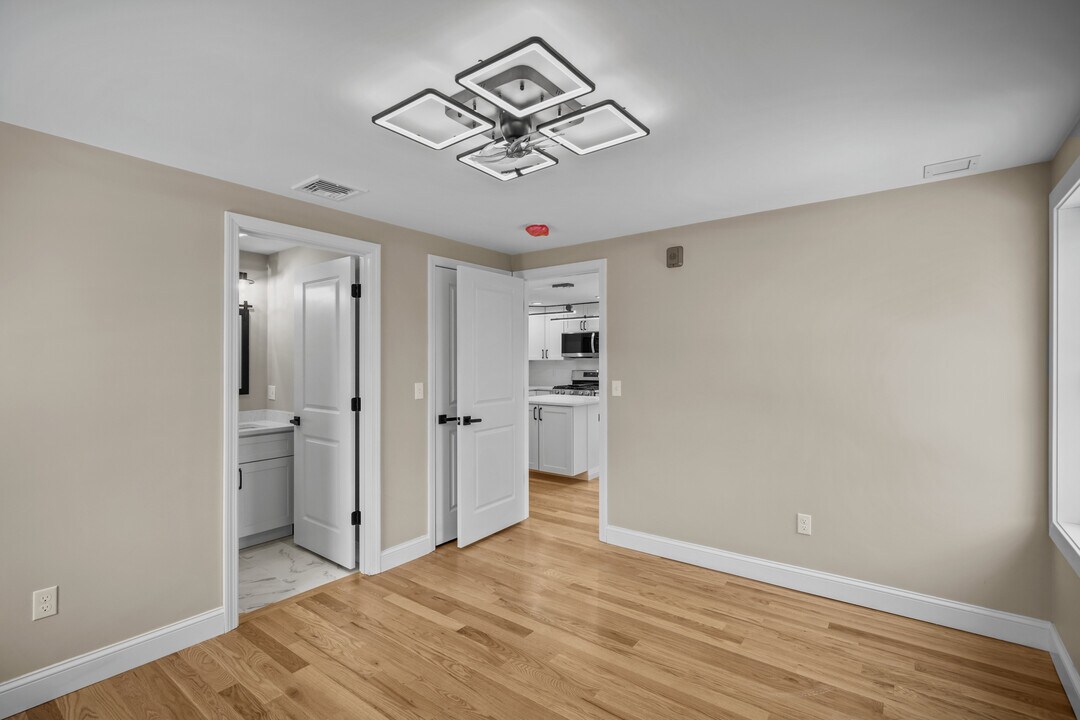 670 Killingly St, Unit Third floor in Johnston, RI - Building Photo