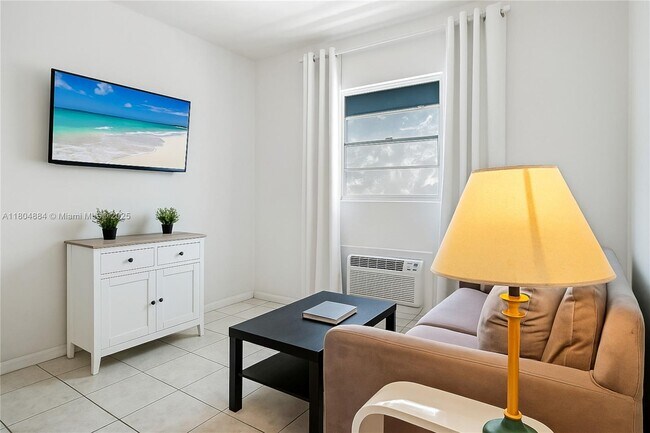 335 Ocean Dr in Miami Beach, FL - Building Photo - Building Photo