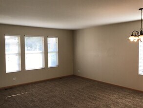 818 Glen Cove Ln in Pingree Grove, IL - Building Photo - Building Photo
