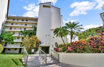 2311 S Cypress Bend Dr in Pompano Beach, FL - Building Photo - Building Photo