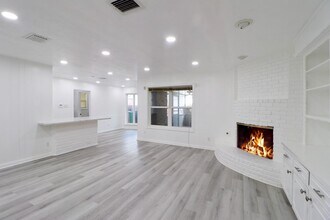 9807 Braewick Dr in Houston, TX - Building Photo - Building Photo