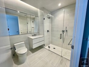 222 E 44th St in New York, NY - Building Photo - Building Photo