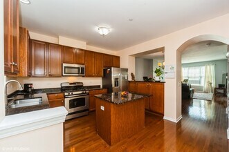 212 Wildflower St in Des Plaines, IL - Building Photo - Building Photo