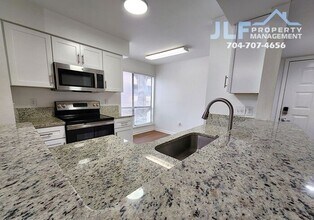 5721 Dockside Dr in Charlotte, NC - Building Photo - Building Photo