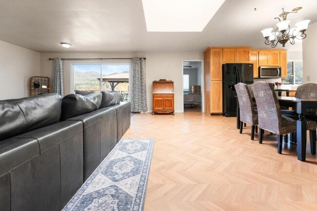 255 Foots Creek Rd in Gold Hill, OR - Building Photo - Building Photo