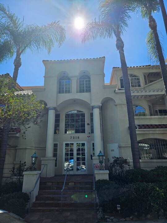 7218 Hillside Ave, Unit 307 in Los Angeles, CA - Foto de edificio