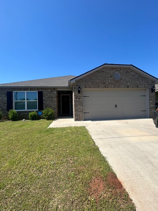 16369 Seminole Dr in Moundville, AL - Foto de edificio