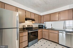 8277 Crestmont Cir in Springfield, VA - Building Photo