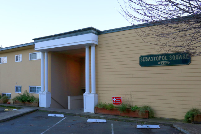 Sebastopol Square Apartments in Sebastopol, CA - Foto de edificio - Building Photo