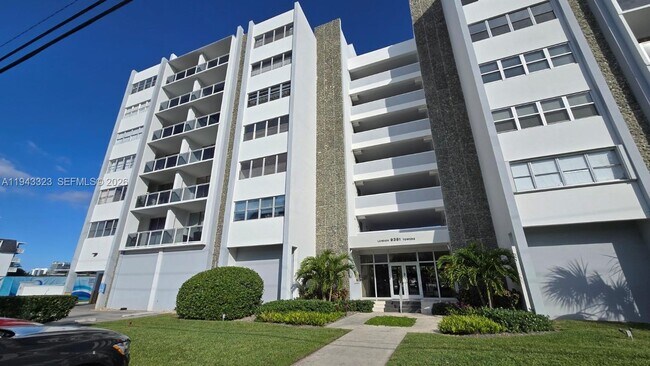 9381 E Bay Harbor Dr in Bay Harbor Islands, FL - Foto de edificio - Building Photo