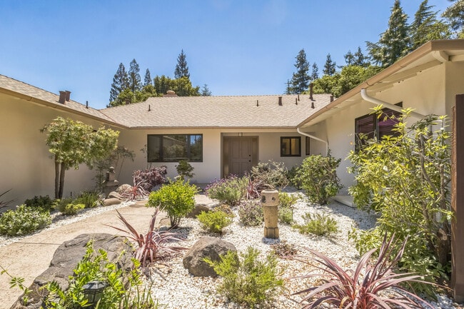 26530 Conejo Ct in Los Altos Hills, CA - Building Photo - Building Photo