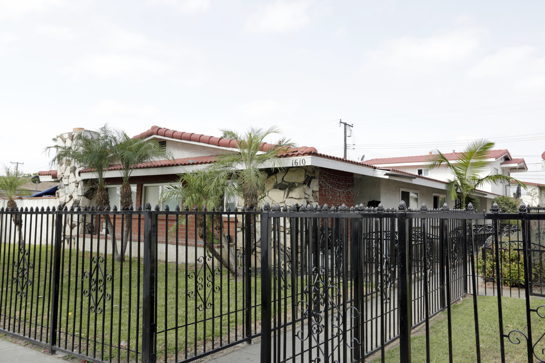 Evergreen Apartments in Santa Ana, CA - Building Photo