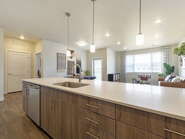 Momentum at First Creek in Denver, CO - Foto de edificio - Building Photo