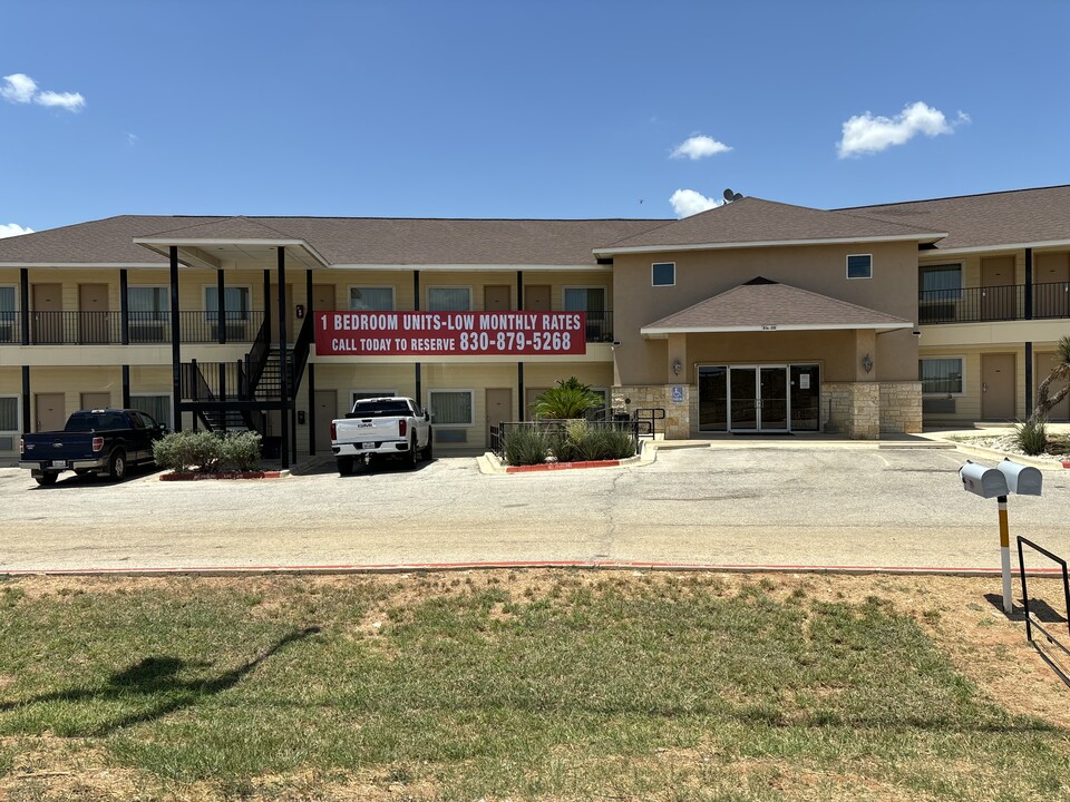 51 I-35 Frontage Rd in Cotulla, TX - Building Photo