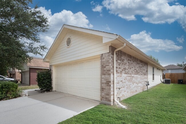 11914 Rolling Stream Dr in Tomball, TX - Building Photo - Building Photo