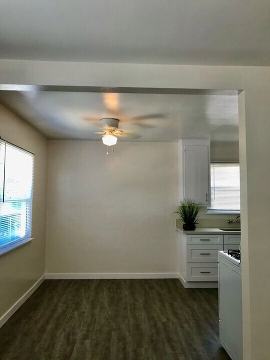 4961 Kester Ave in Los Angeles, CA - Foto de edificio