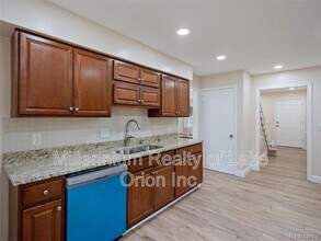 24034 Meadowlark St in Oak Park, MI - Building Photo - Building Photo