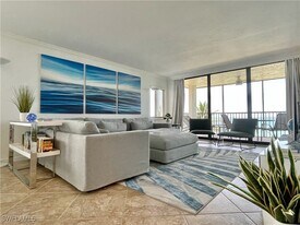 10525 Gulf Shore Dr in Naples, FL - Building Photo