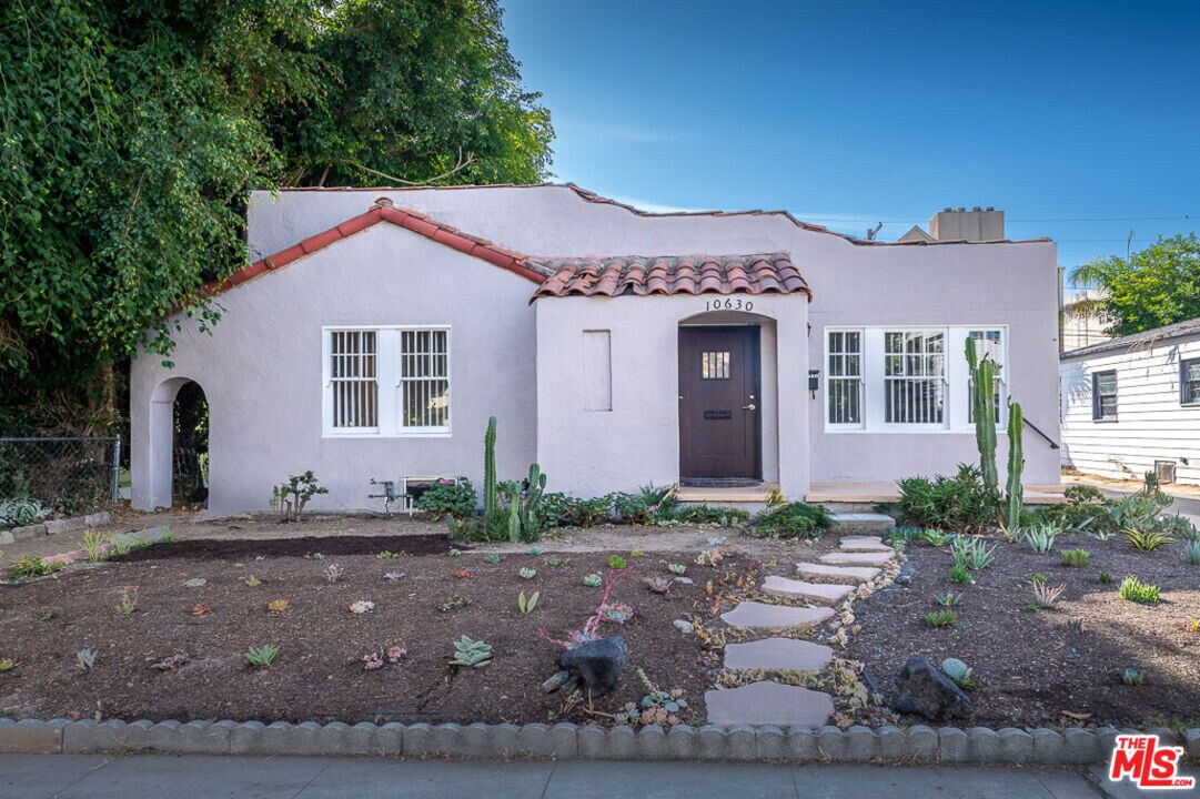 10630 Bloomfield St in Los Angeles, CA - Building Photo