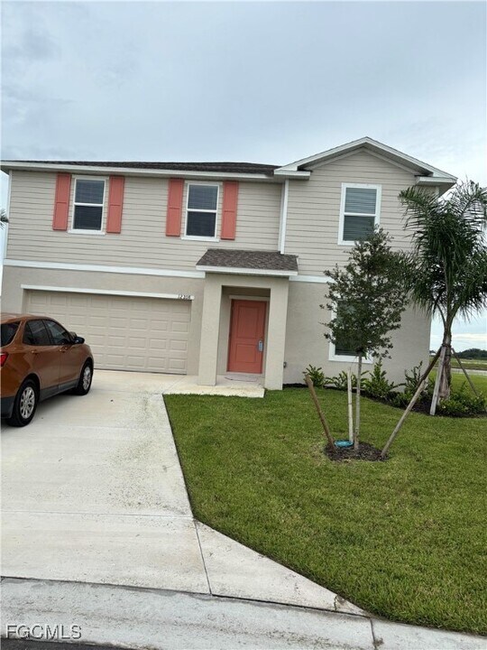12208 Sydney Ct in Lehigh Acres, FL - Foto de edificio