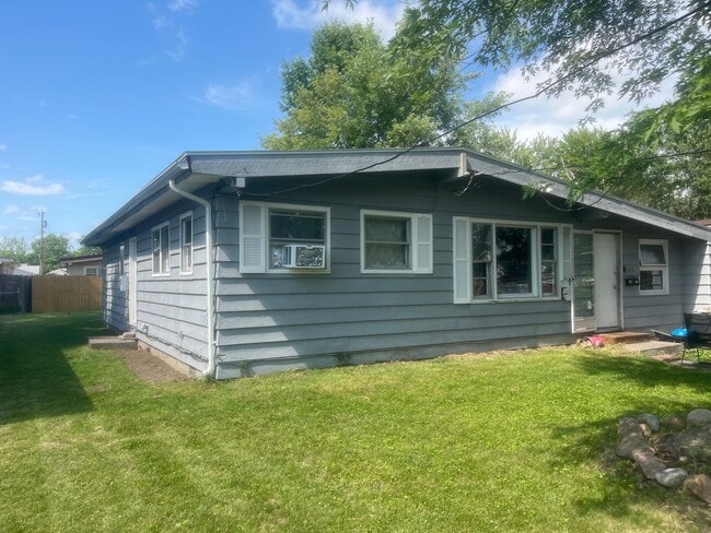 property at 852 W Murphy St