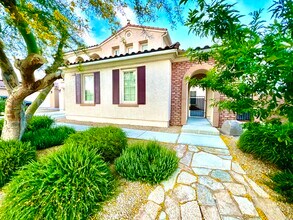 7140 Charter Crest St in North Las Vegas, NV - Foto de edificio - Building Photo