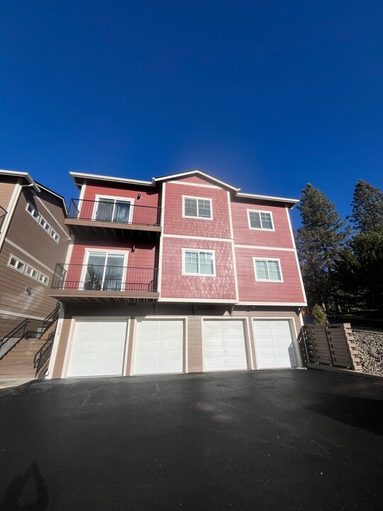 2062 NW Monterey Pines Dr in Bend, OR - Building Photo